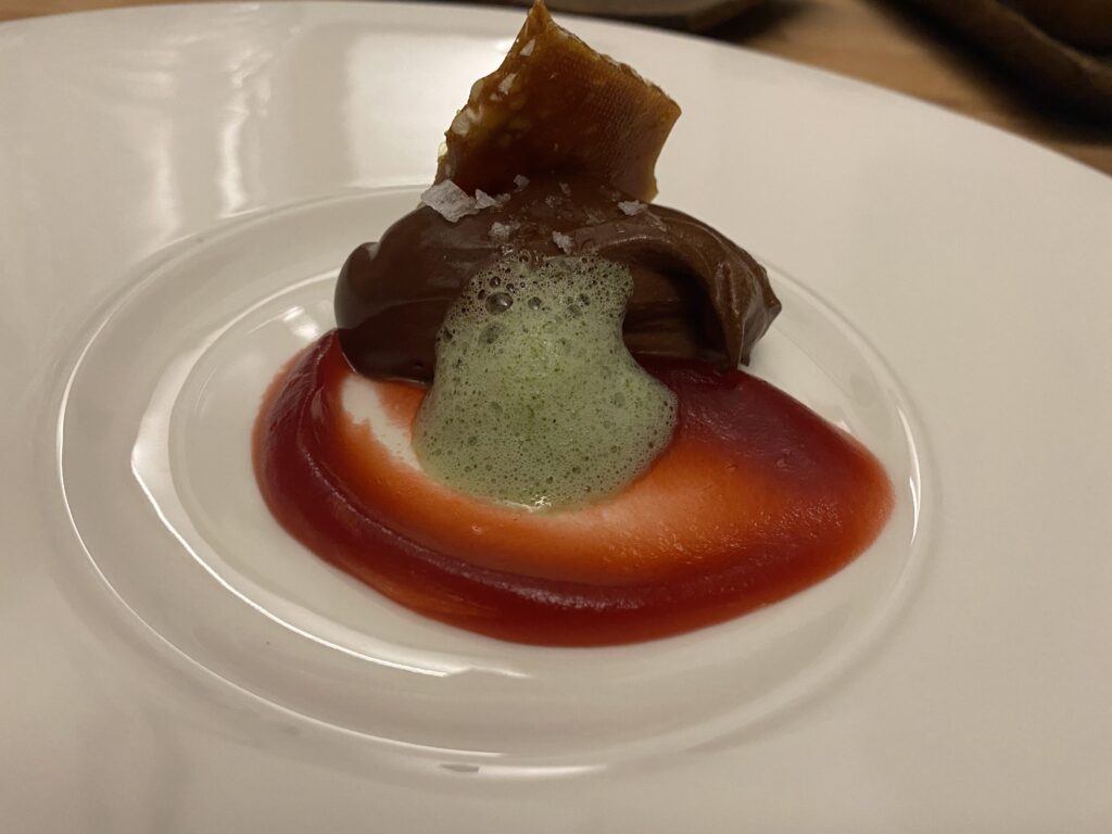 Mousse au Chocolat auf roter Creme mit grünem Schaum