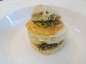 runder Blätterteig mit Pistazien und Eis