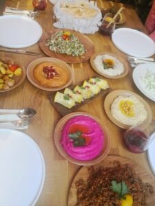 verschiedene Cremes, Salate, Brot und Rollen stehen auf dem Tisch