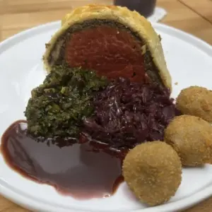 Kroketten an Rot-, Grünkohl, Soße und veganem Braten