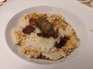 Risotto mit brauner Soße und geschnittener Topinamburwurzel