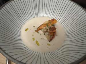 weiße Suppe mit Kürbis und Sprossen als Eilage, Öl drübergeträufelt