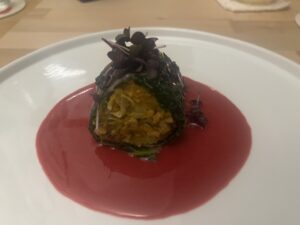Kohlroulade auf roter Soße
